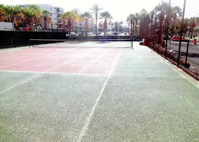 With A Large South-facing Balcony, Sea View And Wifi In Americas Center Apartamento Playa de las Americas (Tenerife)